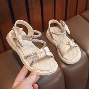 Sandaler Girls Rhinestone Bowknot 2024 Summer Nya söta prinsessor för barn Fashion Beach Sandalias H240504