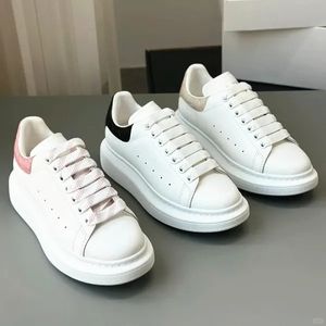 Nya designers Casual Shoes Lace Up Luxury Women Men Sneakers Platform Sole White Black äkta läder Velvet Suede Trainers Storlek 35-45