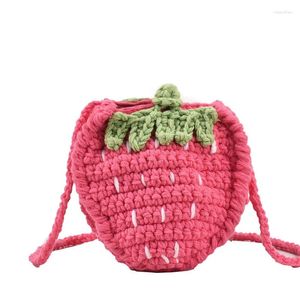 Axelväskor mode söt jordgubbe crossbody väska handgjorda virka vävda avslappnade mini kvinnors lapptäcke två-ton