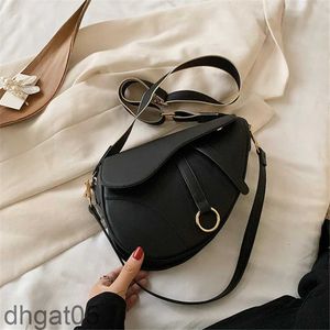 Womens Leisure Saddle Shoulder Evening Bags Pu Solid Color Diagonal Fashion Easy Matching Lady Designers Handbags