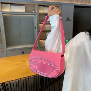 Дизайнерская сумка женская сумочка поперечного тела Новая дизайн мода универсальные седла с одним плечом Диагональная ручная ручная сумка с подмышками 90% горячие продажи оптом