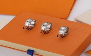 Pierścienie projektantów marki z bocznymi kamieniami dla kobiet miłośników pary lśniących kryształowy pierścień biżuterii Ring8667507