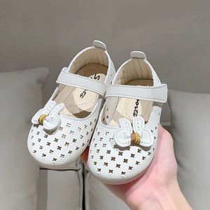 Flat Shoes Summer Girls Princess Shoes Hollow-Out Riband grunt Kids Pu Leather Three Colors 21-30 Trendiga barn Sandaler H240504