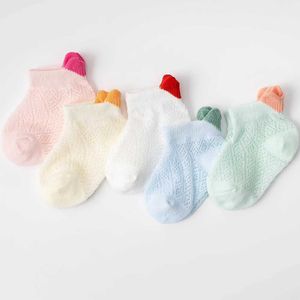 Barn strumpor 5pairs/parti 0-2y söt härlig kort tunn sommar babystrumpor rött hjärta för flickor bomull mesh söt nyfödd pojke småbarn vit rosa y240504