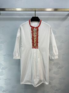 Vestido bordado com contas brancas de estilo da corte francesa