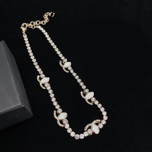 Designerhängen halsband Crystal Pearl Neckalce Märke bokstav 18K guldpläterad titan rostfritt stål choker hänge kedja smycken tillbehör gåvor