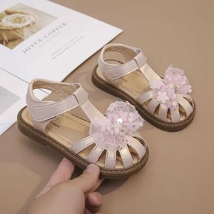 Sandals Girls Baotou Summer 2024 New Fashion Flowers Fashion Soled Girl Scarpe Principessa Scarico Childrens H240504