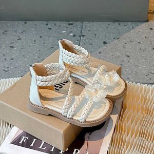 Sandals Girls Half 2024 Spring Summer Fashion New Kids Shoes Leather with Metal Buckles Cut-outs Breathable Popular Soft H240504 ZKST