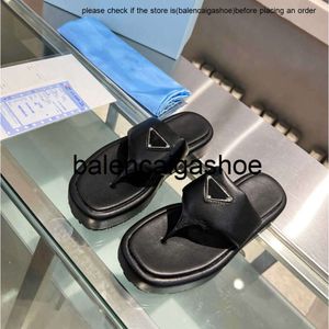 Pradshoes Дизайнеры Prade Mules Muls Slippers Slippers Pliper Bool Lawdge Bugle Bugle Sandal Women Women Flip Flops Square Toe Platm