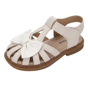 Sandaler söta flickor bow peep-toe 2024 Ny mjuk krok beige barn prinsessor skor casual pu barn non-slip h240504