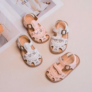 Sandaler Unishuni Baby Girls Soft Sandals Barn Bow Summer Shoes Pu Leather Comfort Beach Pink White 15-25 H240504