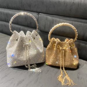 Elmas püsküllü akşam debriyaj çantası kadınlar lüks tasarımcı zincir metal yüzük sapı parlak kristal kova çantası gelin düğün partisi 240426