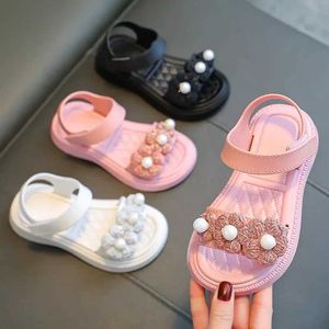 Сандалии New Girl Sandals Новая анти -скользкая мягкая подошва, дышащая детская детская милая обувь принцессы пляж H240504
