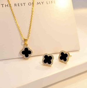 Ny imitation Sier Clover Necklace Pendant med super glittrande diamant temperament nettröd mångsidiga kvinnliga smycken4022594