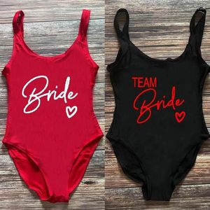 Zespół ds. Swizytów kąpielowych Bride Love Print Swimsuit Kobiet One Piece Sexy Bodysuit Summer Bachelor Party Bathing Suits Plus Size Beach Wear