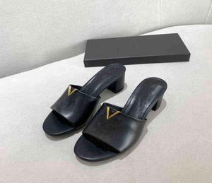 Lyxdesigner Womens Letter Brodery Style Slipers Sandal Sliders Thick Bottom Nonslip1684523