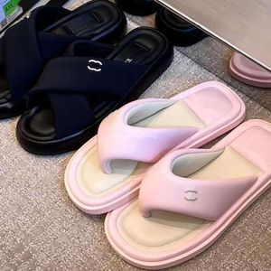 2024 New Nutral Bottom Sandal Mulheres Flips Flips Moda Designer Slippers Sapas de praia Casual Sandals Slide Slide