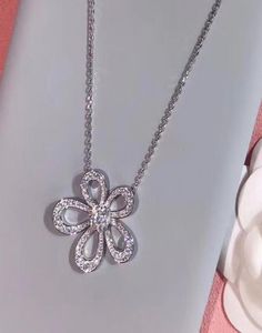 2020 luksusowa biżuteria 925 Sterling Silver Clover Flower Flower Rhinestone Wisiant Naszyjnik Czterech Naszyjników dla kobiet Prezent 2802975