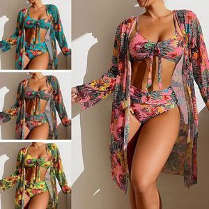 Split dreisteuelhafte florale gedruckte Badeanzug Frauen Bikini Set Wireless BH mit Pad Sport Top Long Sleeve Bluse Swimwear Plus Size 240426