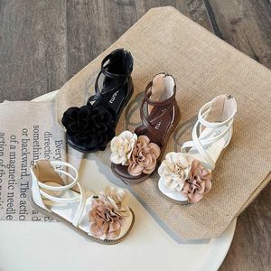 Sandals Girls Summer Summer New Beige Flower Pearls Little Girl Princess Shoes Black Bottom macio não deslizamento Roman H240504 K3M6