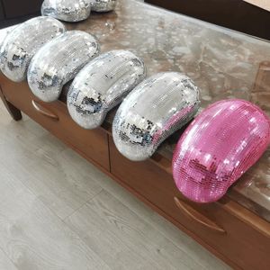 Smältande disco boll väggdekor maximalistisk heminredning interiör glitter kul ljus reflekterad iögonfallande popkonst modern skulptur 240416