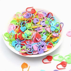 2050pcs Resina in plastica Piccolo clip Punti di bloccaggio Segnali di maglietta all'uncinetto Strumento di cucito con gancio di cucitura Miscelata 240428 240428