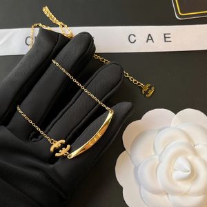 Designer Brand Elbow Letter Pendant Halsband för kvinnor högkvalitativ långkedja Guldpläterad halsband Designer smycken utsökta tillbehör Par gåva med låda