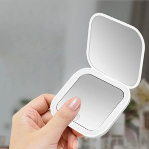 Mini Makeup Makeup Mirror Compact Design, 2x powiększenie, światła LED