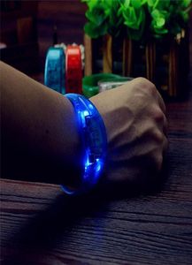 Musikaktiverad ljudkontroll LED -blinkande armband Ljus upp Bangle armbandsklubb Party Bar Cheer Luminous Hand Ring Glow Stick9306783