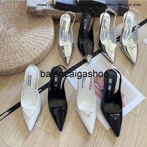 Prades Shoes Teli Pradshoes Slingbacks alti mocassini marchi sandali Donne Trianglebuckle Pump in pelle argento in pelle argento da 75 cm tacco da fiocchi da design di pompe rosse nere nude