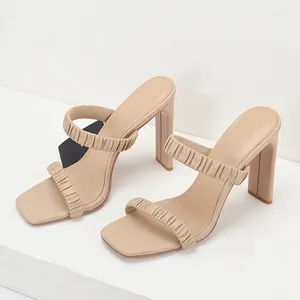 Slyckor veckade sandaler Kvinnor 2024 Summer Flat Heel Nude High Heels Temperament Half