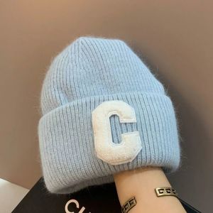 Nuovo cappello pulluver in pelliccia di coniglio angora per donne semplici lettere c marchio berretto inverno ragazze calorose a copertura a maglia