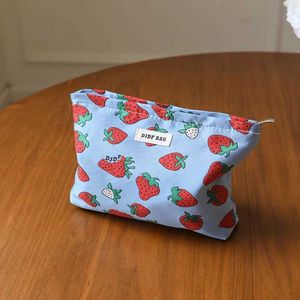 Kosmetisk arrangör Original Womens Makeup Bag Red Strawberry Large Capacity Cosmetics Mobile förvaring Bag Portable Canvas dragkedja toalettartikar Y240503