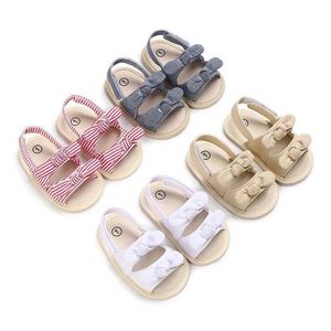 Första vandrare babyskor sandaler flicka sommaren platt vit blomma prinsessan nyfödda småbarn spädbarn elegant rosa söta föregångare 0-18m H240504