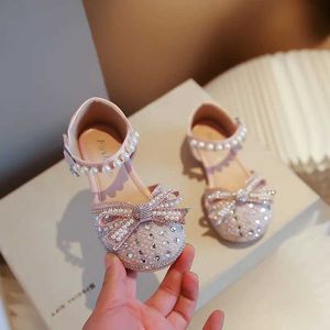 Sandals Fashionable childrens and girls sandals rhinestones butterfly pearls summer leisure street dance shoes H240504