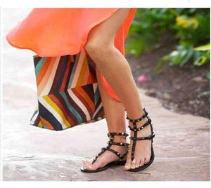 Zapatos Mujer Sandals Perçin Plajı Teşer Sandal Yaz Ayakkabıları Kadın Taşları Düz ​​Gladyatör Çivili Flip Flops Plus Boyut #9025 P9BS ODAL7156431