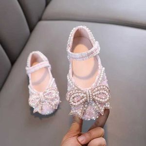 Sandals Girls Shoes Bling Single para performance de palco Mary Janes Bow Crystal Glitter Wedding Flats Dança Party Leather New H240504