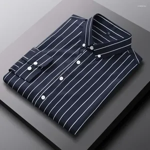 Camisas de vestido masculinas 2024 Verão Compaixando com lapela minimalista listrada de retalhos de retalhos de bolso de bolso e camisa elegante de escritório de escritório comprido