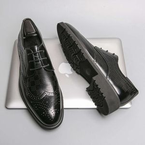 Business Fashion Oxford Dress Black Wedding Prom Men 2024 Nya klassiska boos kontorsläderskor