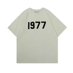 EssentialsClothing Designer T Shirt 1977 Bröstbokstäver Laminerad tryck Kort ärm Essentials-shirt High Street Loose Overize Casual T-shirt 100% Cotton Top 2795