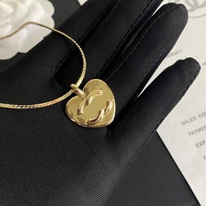 Luxo 18k colar de colar de 18k designer de marca de coração pingente em forma de coração encantador garotinha de alta qualidade colar de alta qualidade boutique box box de aniversário festa de aniversário