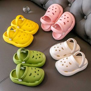 Sandali per bambini scarpe da giardino per ragazzi e ragazze da esterno da gioco da esterno indossare resistenti non slip lattine addiosta da Halloween di Natale H240504