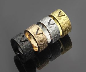 Modele europejskie i amerykańskie sprzedające puste Vashapeed Fourleaf Flower Pierścień Para Mężczyźni i kobiety Tytan Stalowy Rzeźbiony Ring9912886