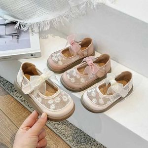 Sandaler Girls Hollow Out Daisy 2024 Spring and Summer Fashion Soft-Soled Bow Princess Shoes Storlek 23-34 H240504