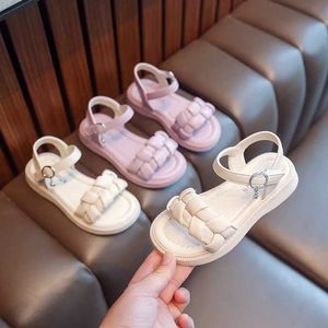 Sandals Girls 2024 Summer Summer New Sove Sole Non-Slip Flat Beach Shoes Fashion Baby Princess Pu Leather Kids Sandalias H240504