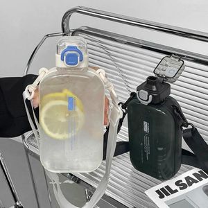 水ボトルフラットスクエア透明ボトルポータブルトラベルキャンプ用のエレガントなスリムスポーツキャンプ750ml