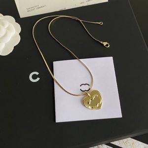 Pendant Necklaces Luxury 18k Gold-Plated Necklace Brand Designer Heart-Shaped Pendant Charming Girl High-Quality Necklace High-Quality Boutique Gift Birthday