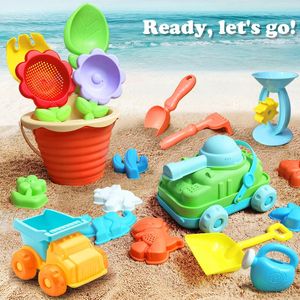 Giochi di spiaggia per bambini che giocano con la sabbia che scava un clessino giocando con secchi per pale d'acqua e bollitori di età 1-6 240430