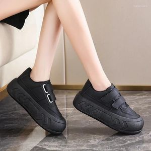 Buty zwykłe 2024 Platforma dla kobiet czarna biała kobiety sportowe trampki Lady Woman Trend Spring Sneaker Walking