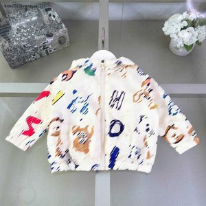 Nuovo cappotto per bambini colorato cartone animato graffiti design per ragazzi giacche per bambini abiti firmati dimensioni 90-130 cm con cappuccio esterno 24pril 24pril